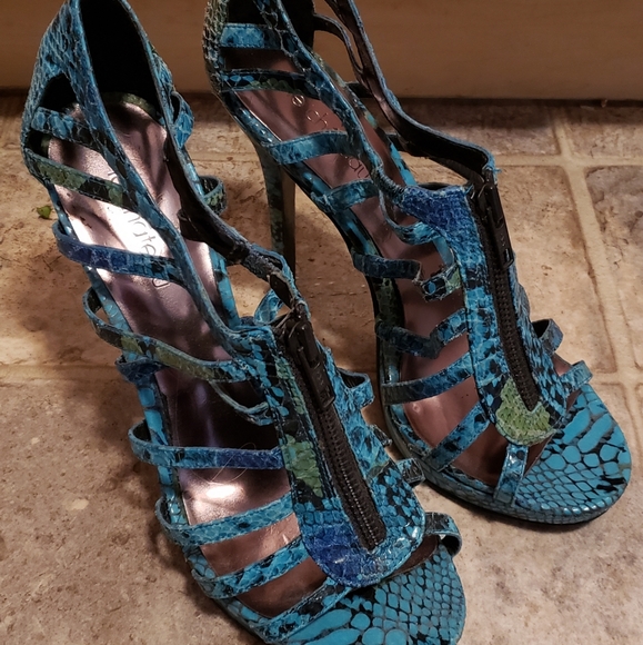 Le Chateau Shoes - Picture 3 of 7